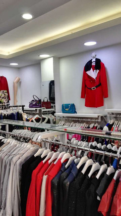 實(shí)體店倒閉潮中，深圳石巖這條街的服裝店為何月賺百萬(wàn)？